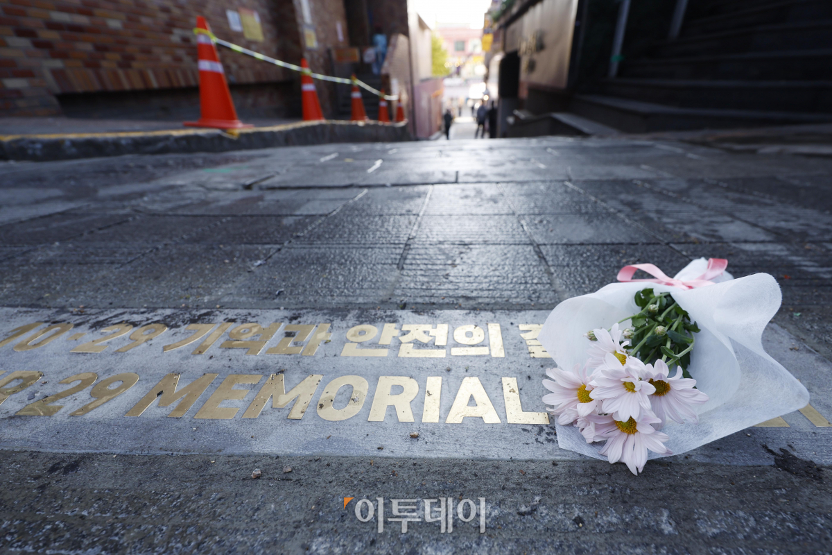 ▲10.29 이태원 참사 1주기인 29일, 이태원 참사 골목 '10.29 기억과 안전의길'에 국화꽃이 놓여있다.  (조현호 기자 hyunho@)