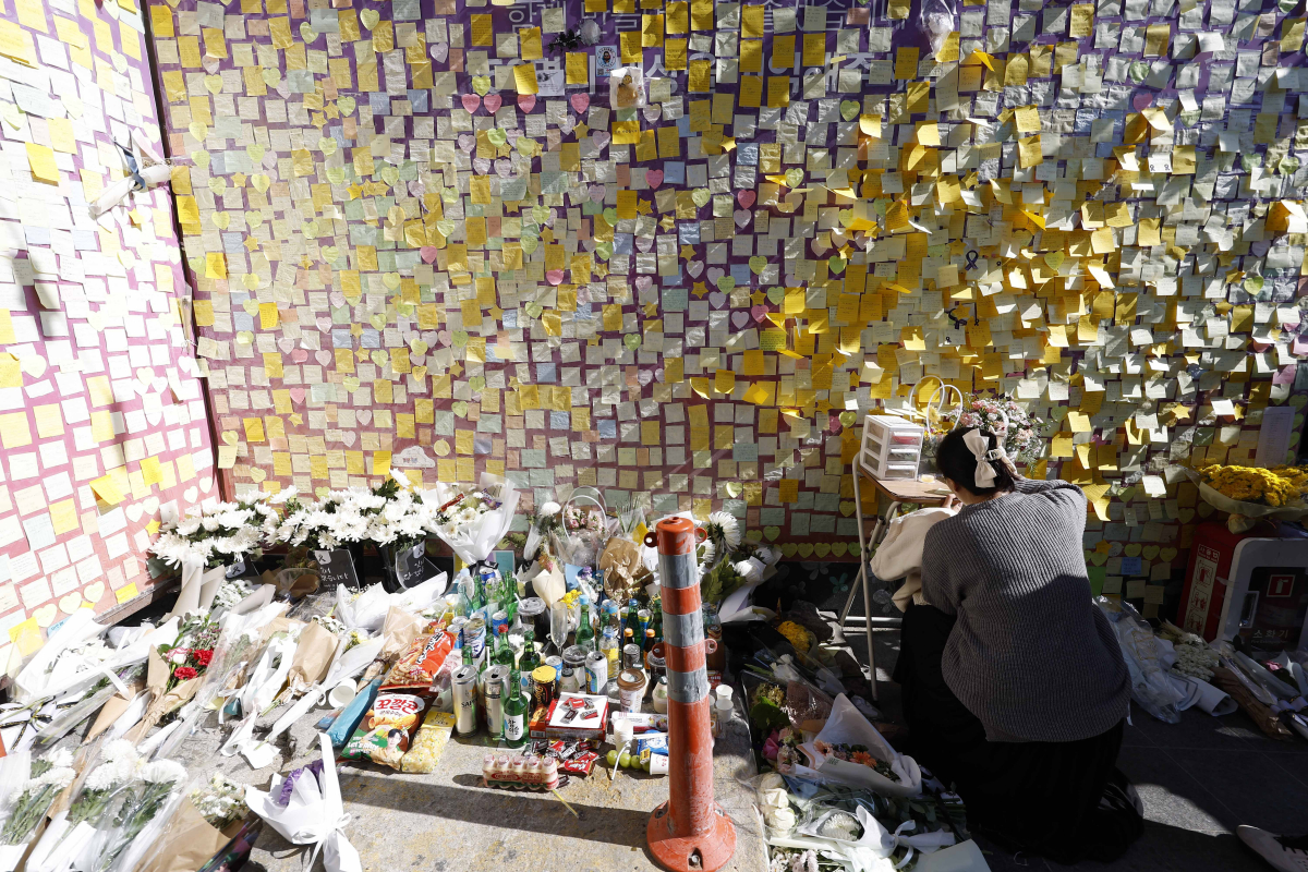 ▲10.29 이태원 참사 1주기인 29일, 이태원 참사 골목 '10.29 기억과 안전의길'에서 유가족 송도희 씨가 사촌동생인 신애진(당시 24세) 씨에게 추모 메시지를 작성하고 있다. ( 조현호 기자 hyunho@)