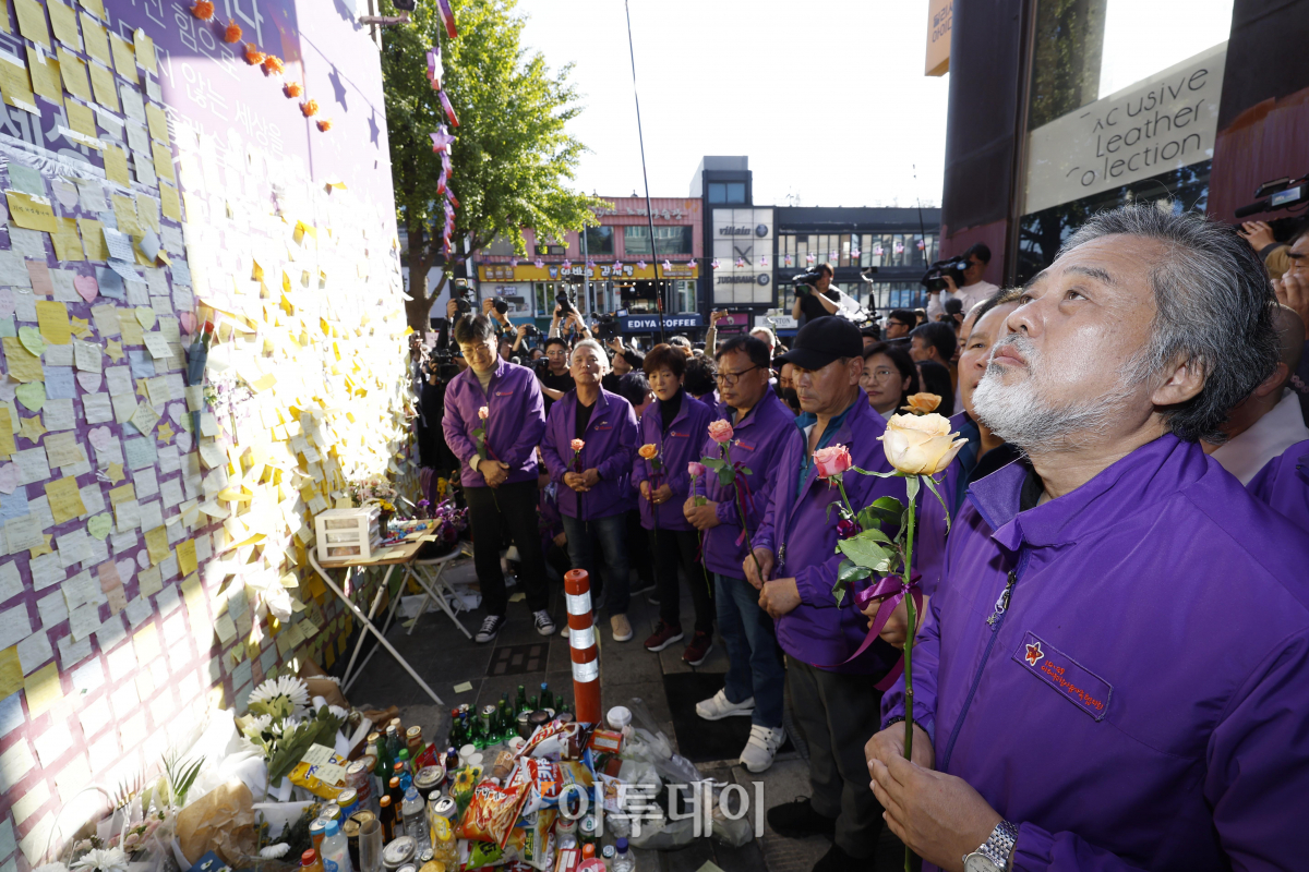 ▲10.29 이태원 참사 1주기인 29일 서울 용산구 이태원 참사 골목 '10.29 기억과 안전의길'에서 유가족들이 헌화에 앞서 추모를 하고 있다. 조현호 기자 hyunho@