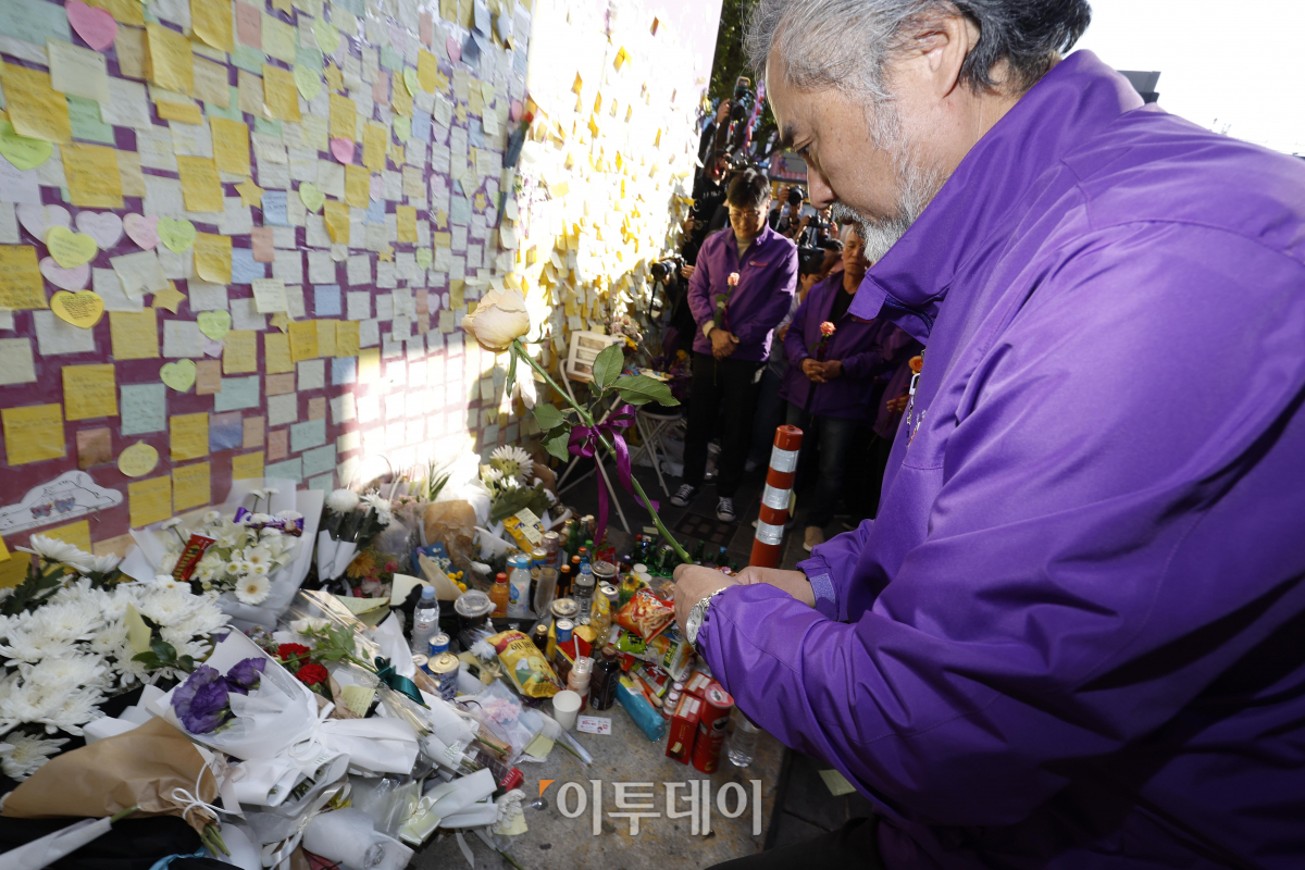 ▲10.29 이태원 참사 1주기인 29일 서울 용산구 이태원 참사 골목 '10.29 기억과 안전의길'에서 유가족들이 헌화를 하고 있다. 조현호 기자 hyunho@