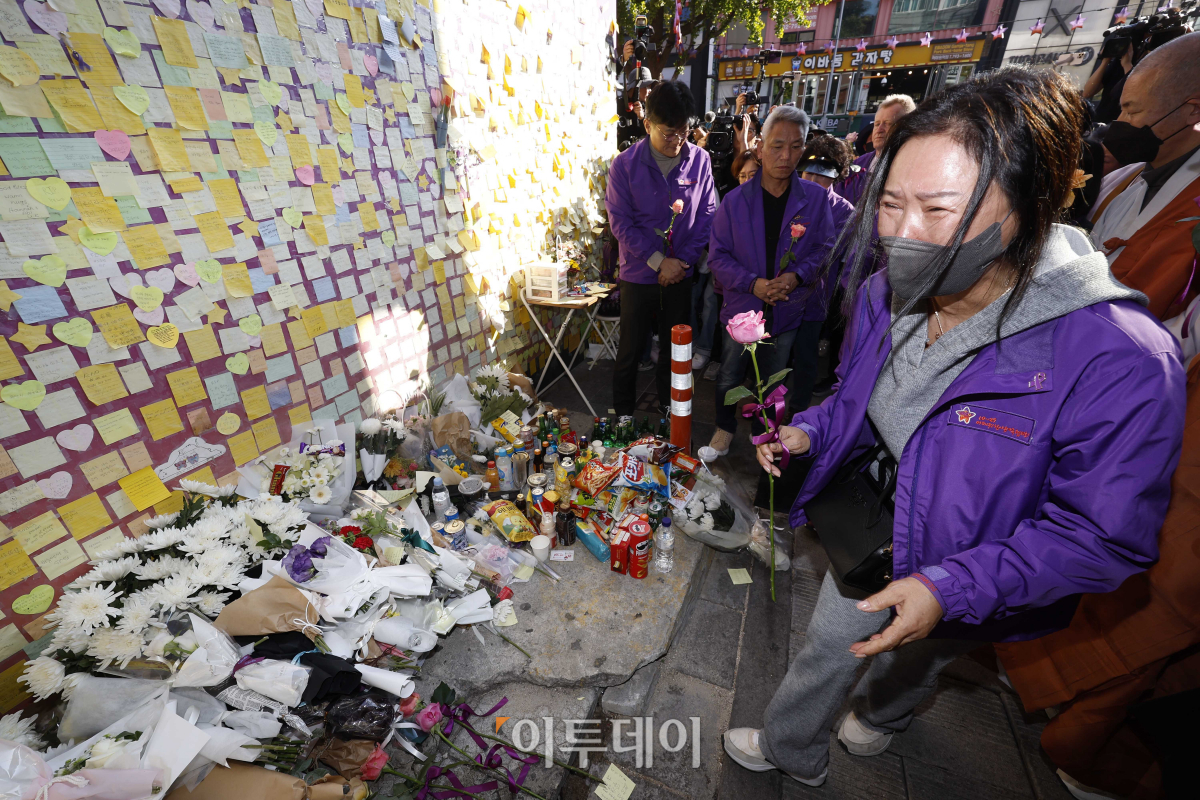 ▲10.29 이태원 참사 1주기인 29일 서울 용산구 이태원 참사 골목 '10.29 기억과 안전의길'에서 유가족들이 헌화를 하며 눈물을 흘리고 있다. 조현호 기자 hyunho@