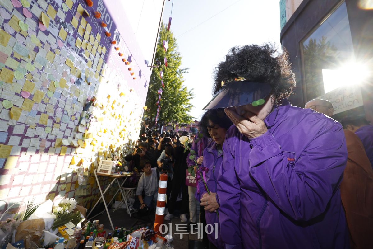 ▲10.29 이태원 참사 1주기인 29일 서울 용산구 이태원 참사 골목 '10.29 기억과 안전의길'에서 유가족들이 헌화를 하며 눈물을 흘리고 있다. 조현호 기자 hyunho@