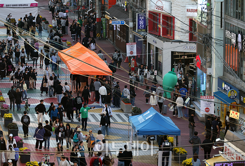 ▲이태원 참사 1주기인 29일 서울 마포구 홍대거리에 할로윈 합동상황실이 설치된 가운데 관광객과 시민들이 북적이고 있다. 고이란 기자 photoeran@