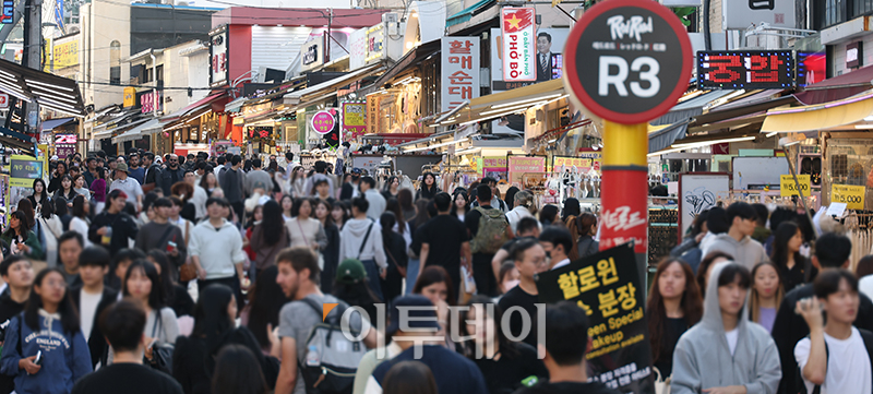 ▲이태원 참사 1주기인 29일 서울 마포구 홍대거리가 관광객과 시민들로 북적이고 있다. 고이란 기자 photoeran@