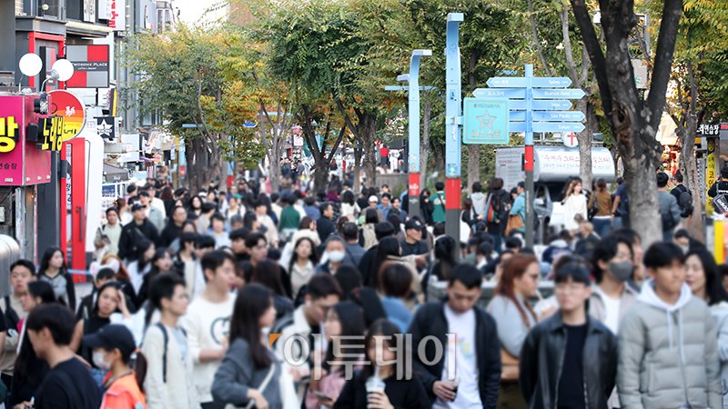 ▲이태원 참사 1주기인 29일 서울 마포구 홍대거리가 관광객과 시민들로 북적이고 있다. 고이란 기자 photoeran@