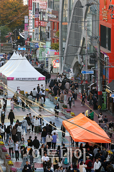 ▲이태원 참사 1주기인 29일 서울 마포구 홍대거리에 할로윈 합동상황실이 설치된 가운데 관광객과 시민들이 북적이고 있다. 고이란 기자 photoeran@