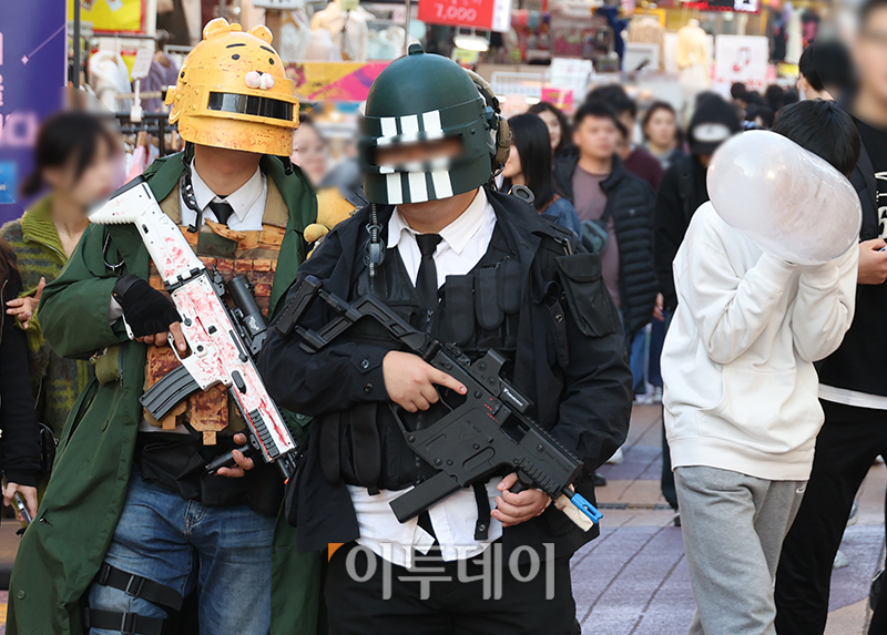 ▲이태원 참사 1주기인 29일 서울 마포구 홍대거리가 관광객과 시민들로 북적이는 가운데 핼러윈 코스튬을 한 사람들이 지나가고 있다. 고이란 기자 photoeran@