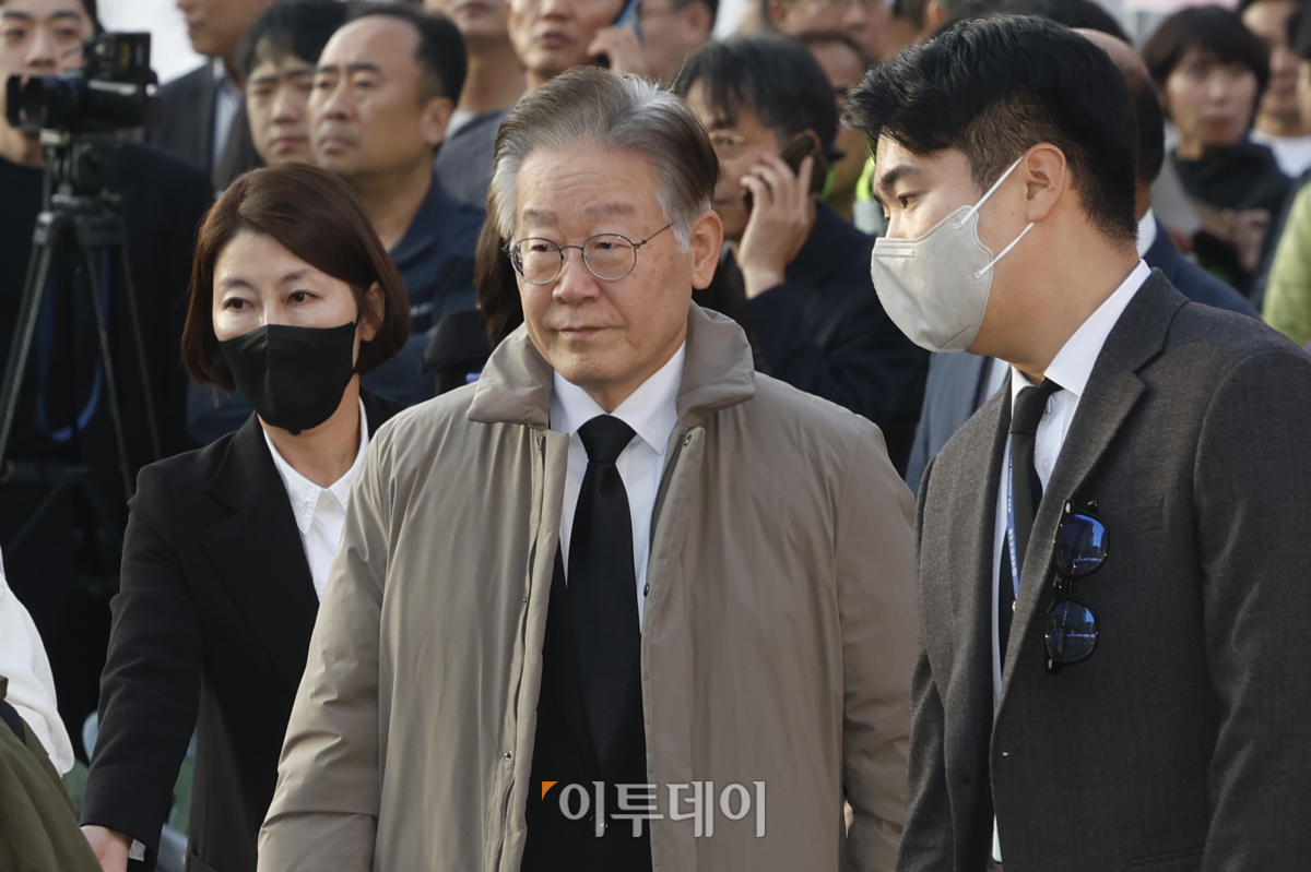 ▲이재명 더불어민주당 대표가 29일 서울 중구 서울광장에서 열린 '10.29 이태원 참사 1주기 시민추모대회'에 참석하고 있다. 조현호 기자 hyunho@
