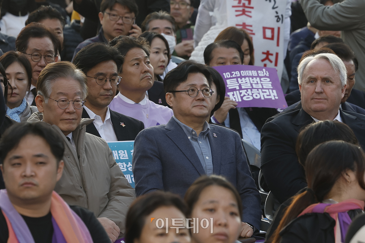▲더불어민주당 이재명 대표와 홍익표 원내대표, 국민의힘 인요한 혁신위원장이 29일 서울 중구 서울광장에서 열린 '10.29 이태원 참사 1주기 시민추모대회'에 참석해 있다. 조현호 기자 hyunho@