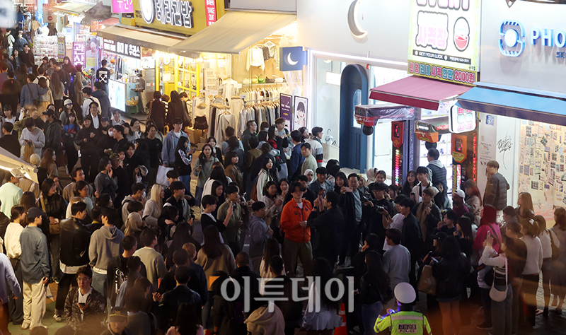 ▲이태원 참사 1주기인 29일 서울 마포구 홍대거리가 관광객과 시민들로 북적이고 있다. 고이란 기자 photoeran@