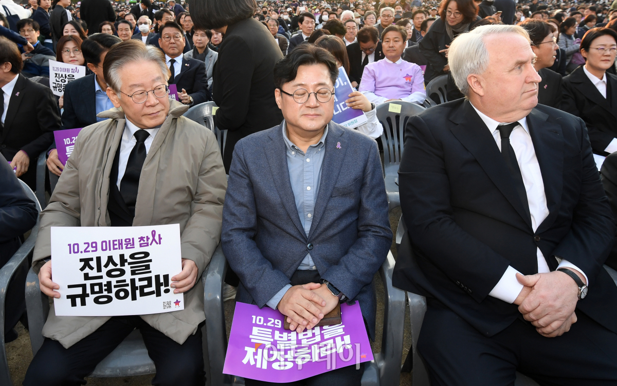 ▲이재명 더불어민주당 대표와 홍익표 원내대표, 인요한 국민의힘 혁신위원장이 29일 오후 서울 중구 서울광장에서 열린 이태원 참사 1주기 시민추모대회에 참석해 있다. 조현호 기자 hyunho@