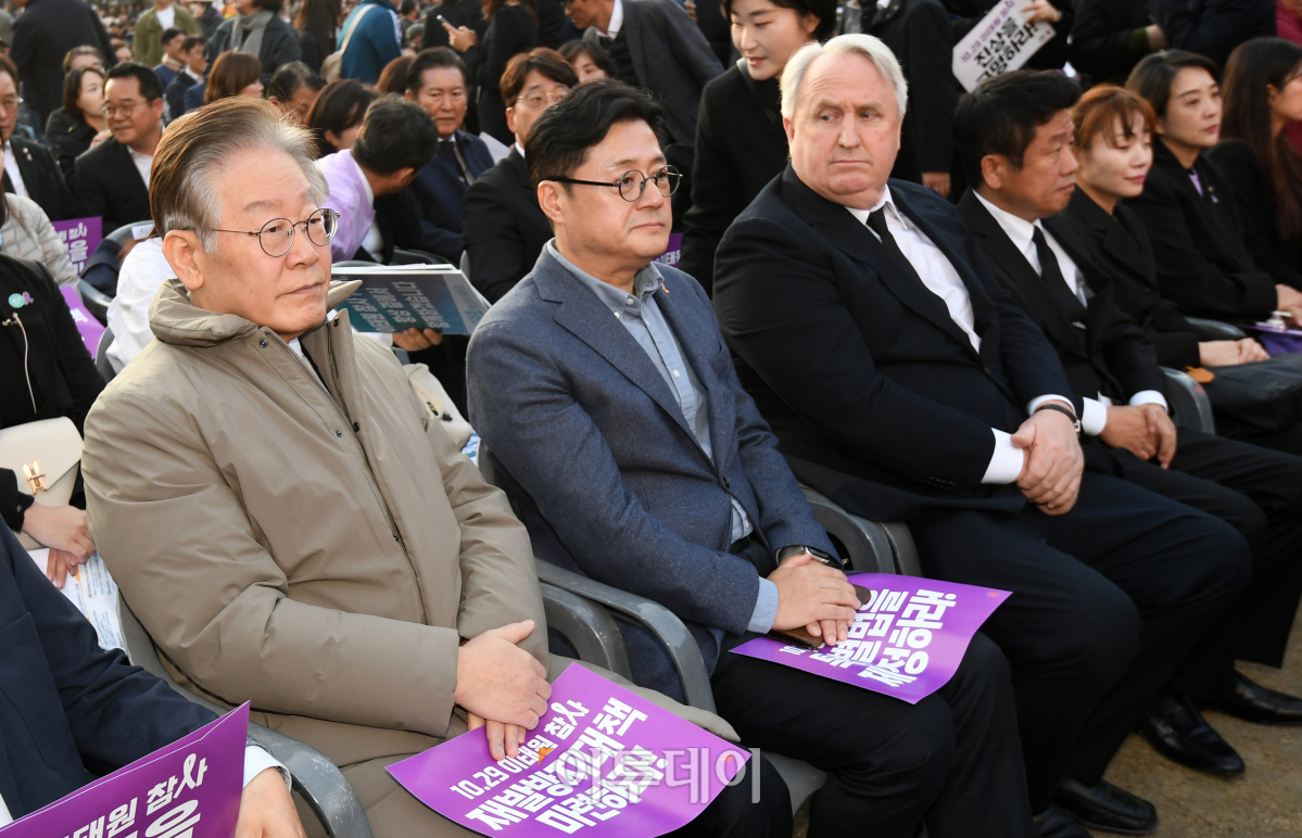 ▲더불어민주당 이재명 대표와 홍익표 원내대표, 인요한 국민의힘 혁신위원장이 29일 오후 서울 중구 서울광장에서 열린 이태원 참사 1주기 시민추모대회에 참석해있다. 조현호 기자 hyunho@