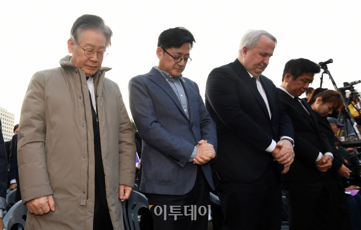 ▲이재명 더불어민주당 대표와 홍익표 원내대표, 인요한 국민의힘 혁신위원장이 29일 오후 서울 중구 서울광장에서 열린 이태원 참사 1주기 시민추모대회에 참석해 묵념을 하고 있다. 조현호 기자 hyunho@