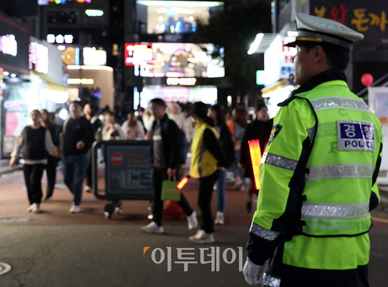 ▲이태원 참사 1주기인 29일 서울 마포구 홍대거리가 관광객과 시민들로 북적이고 있다. 고이란 기자 photoeran@