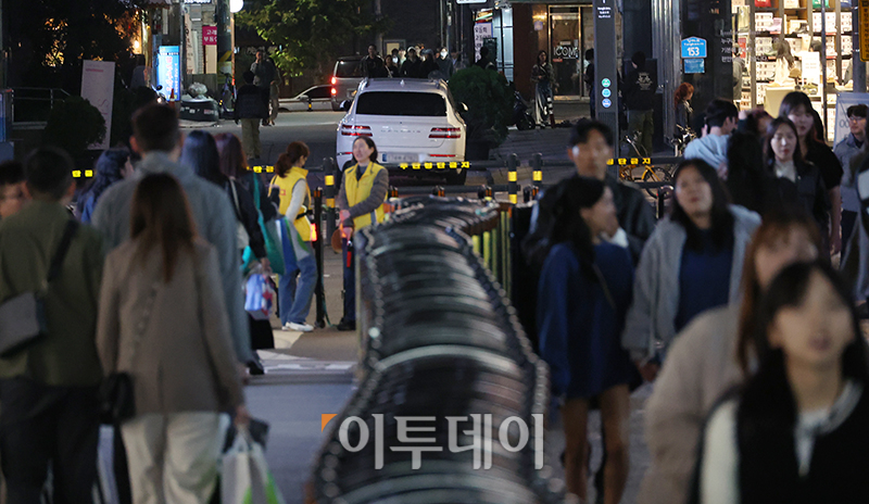 ▲이태원 참사 1주기인 29일 서울 마포구 홍대거리가 관광객과 시민들로 북적이고 있다. 고이란 기자 photoeran@
