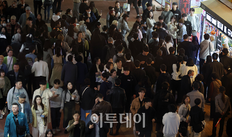 ▲이태원 참사 1주기인 29일 서울 마포구 홍대거리가 관광객과 시민들로 북적이고 있다. 고이란 기자 photoeran@