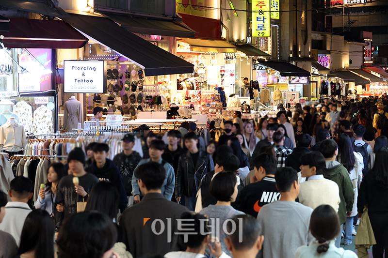 ▲이태원 참사 1주기인 29일 서울 마포구 홍대거리가 관광객과 시민들로 북적이고 있다. 고이란 기자 photoeran@