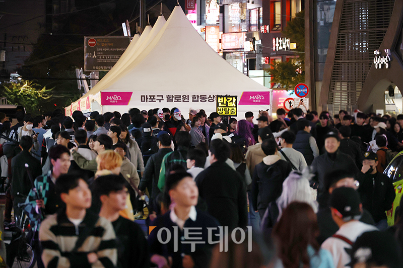 ▲이태원 참사 1주기인 29일 서울 마포구 홍대거리가 관광객과 시민들로 북적이고 있다. 고이란 기자 photoeran@