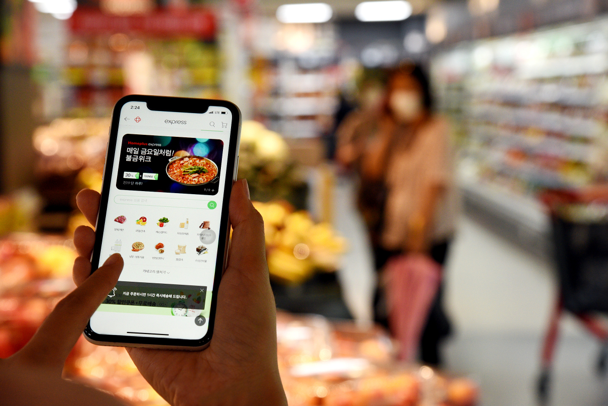 ▲홈플러스 온라인 애플리케이션으로 장보는 모습. (사진제공=홈플러스)