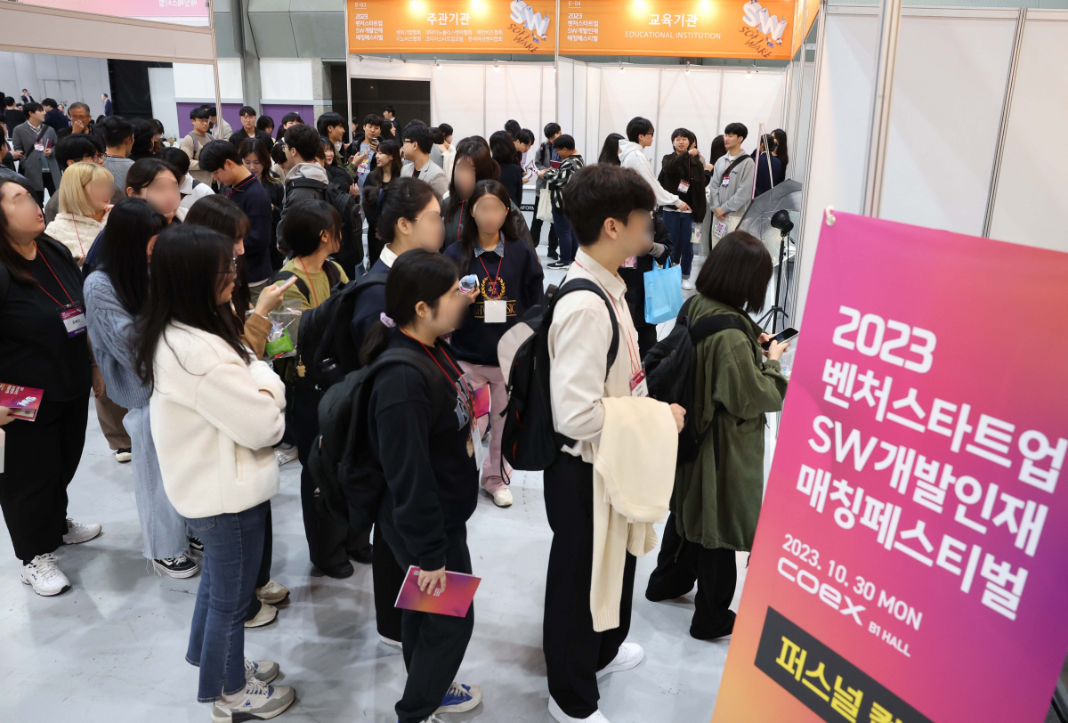 ▲30일 서울 강남구 코엑스에서 열린 ‘2023 벤처스타트업 SW개발인재 매칭 페스티벌’ 행사장이 구직자들로 붐비고 있다. 중소벤처기업부가 주최한 이번 채용박람회에서는 중소·벤처기업의 SW 개발 인력 문제를 해소하기 위해 구직자와 기업 간 대면 면접과 채용 기회를 제공했다. 신태현 기자 holjjak@