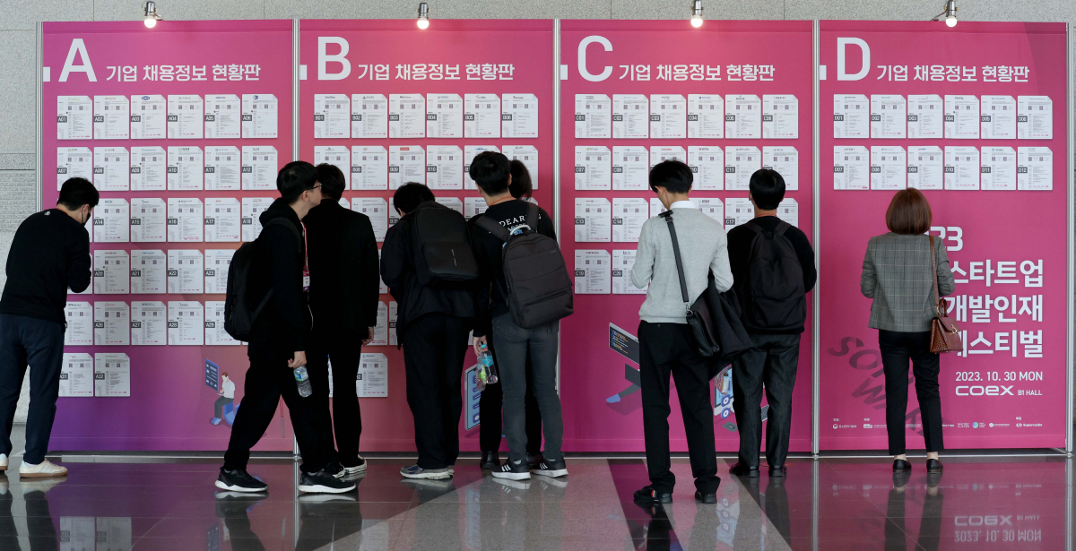 ▲30일 서울 강남구 코엑스에서 열린 ‘2023 벤처스타트업 SW개발인재 매칭 페스티벌’에서 구직자들이 기업채용정보현황판을 살펴보고 있다. 중소벤처기업부가 주최한 이번 채용박람회에서는 중소·벤처기업의 SW 개발 인력 문제를 해소하기 위해 구직자와 기업 간 대면 면접과 채용 기회를 제공했다. 신태현 기자 holjjak@