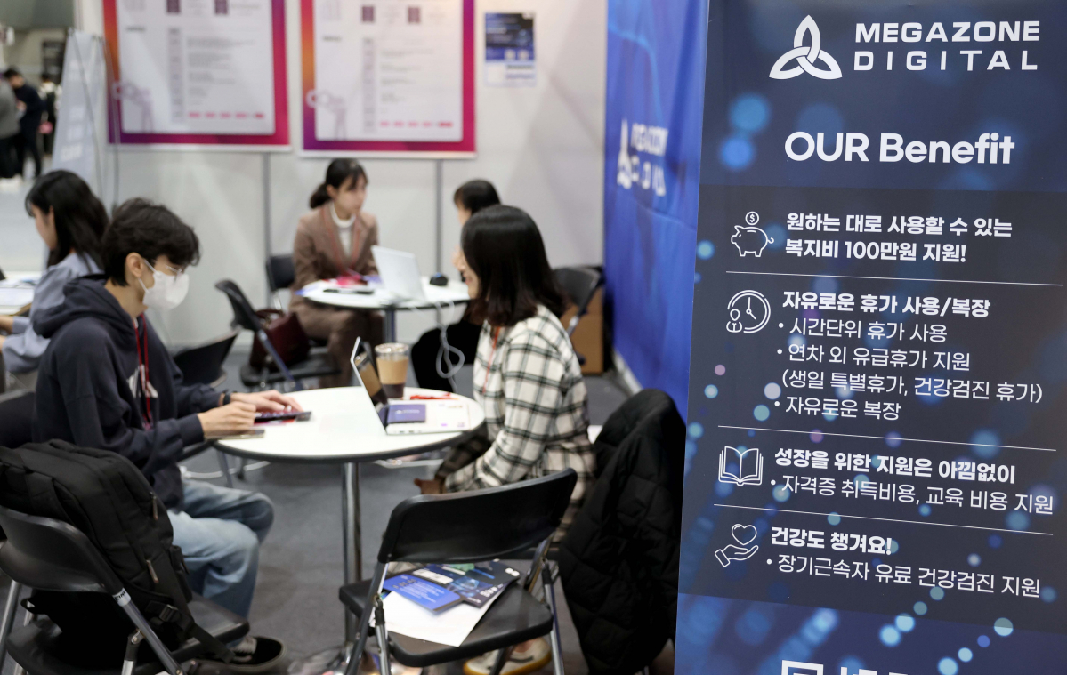 ▲30일 서울 강남구 코엑스에서 열린 ‘2023 벤처스타트업 SW개발인재 매칭 페스티벌’에서 구직자들이 채용상담을 받고 있다. 중소벤처기업부가 주최한 이번 채용박람회에서는 중소·벤처기업의 SW 개발 인력 문제를 해소하기 위해 구직자와 기업 간 대면 면접과 채용 기회를 제공했다. 신태현 기자 holjjak@