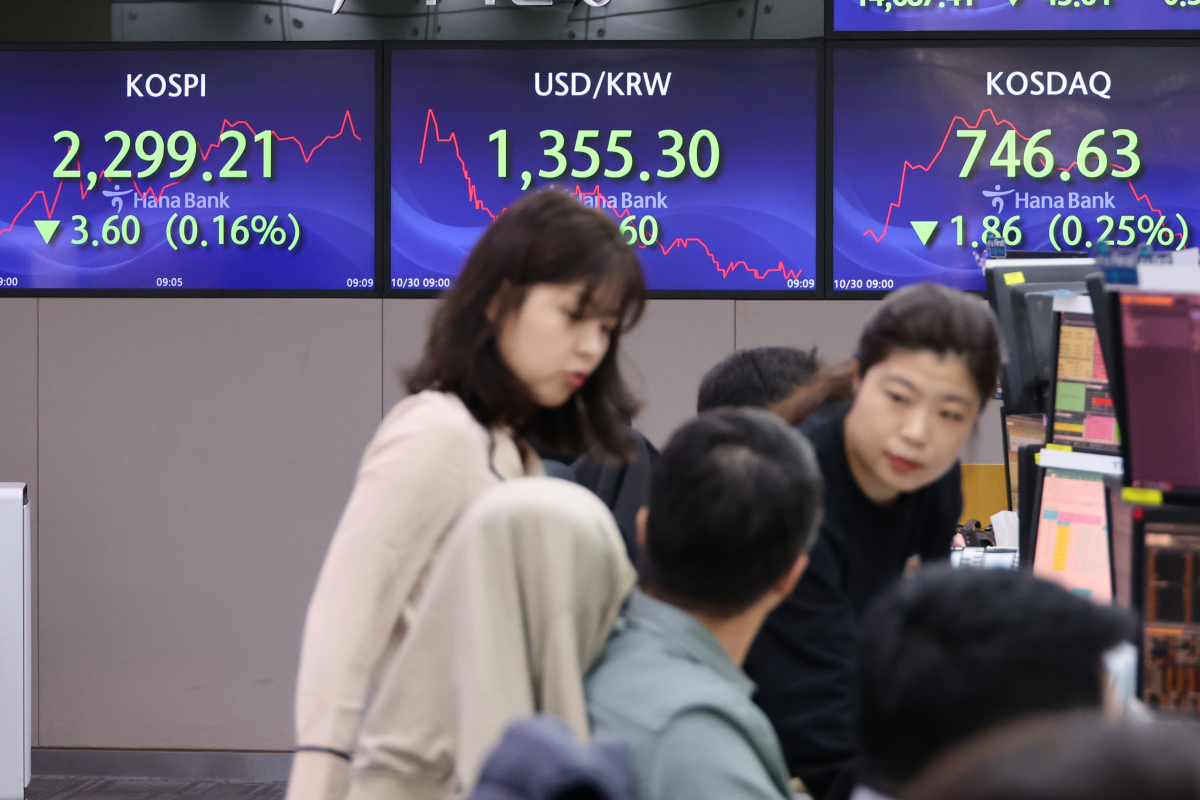 ▲코스피가 2300선 아래에서 출발한 30일 오전 서울 중구 하나은행 딜링룸 현황판에 코스피와 코스닥 지수, 원/달러 환율 등이 표시돼 있다. 연합뉴스