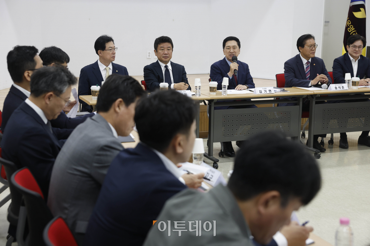 ▲김기현 국민의힘 대표가 30일 경기 김포시 김포한강차량기지에서 열린 '해결사 김기현이 간다' 수도권 신도시 교통대책 마련 간담회에서 인사말을 하고 있다. 조현호 기자 hyunho@