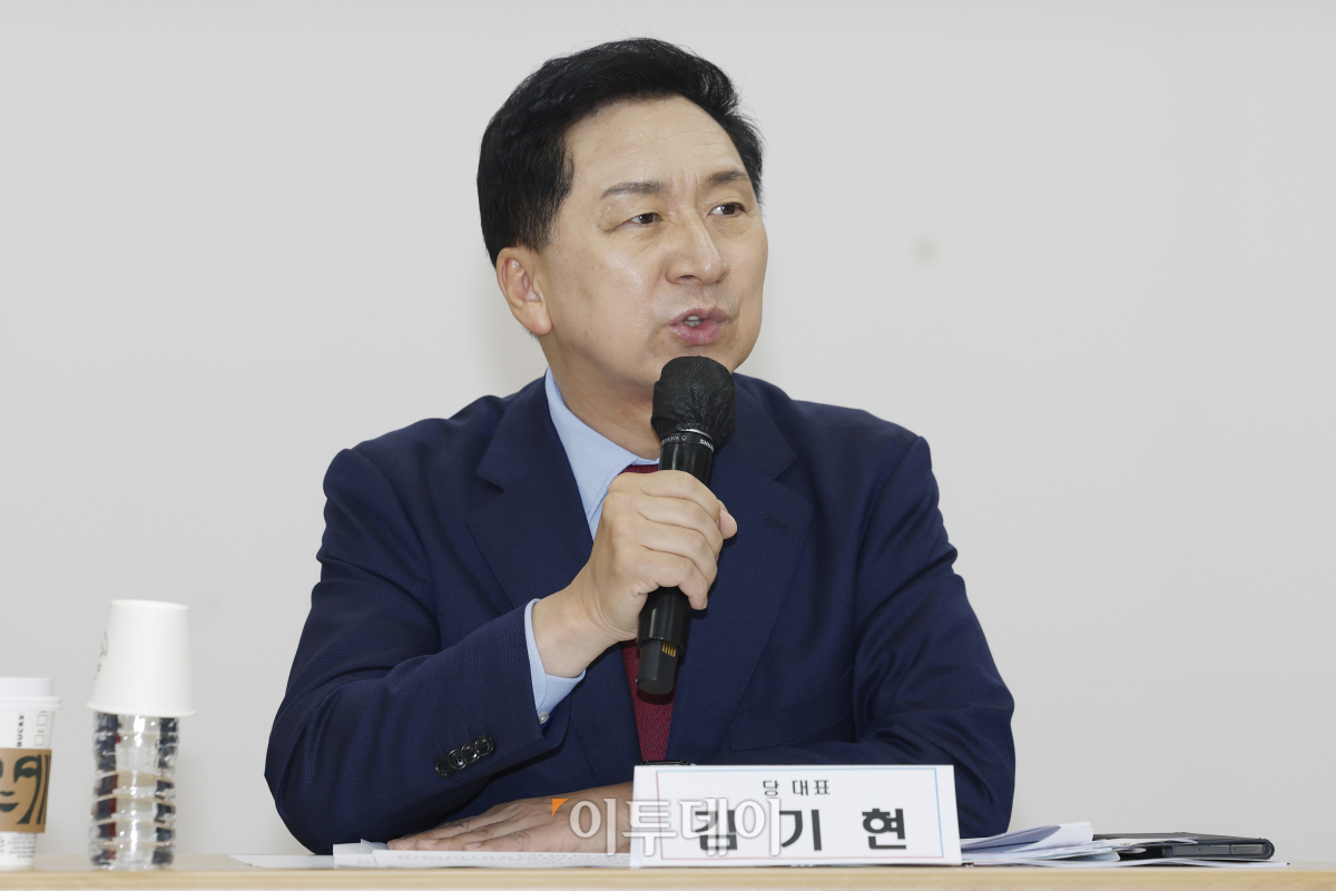 ▲김기현 국민의힘 대표가 30일 경기 김포시 김포한강차량기지에서 열린 '해결사 김기현이 간다' 수도권 신도시 교통대책 마련 간담회에서 인사말을 하고 있다. 조현호 기자 hyunho@