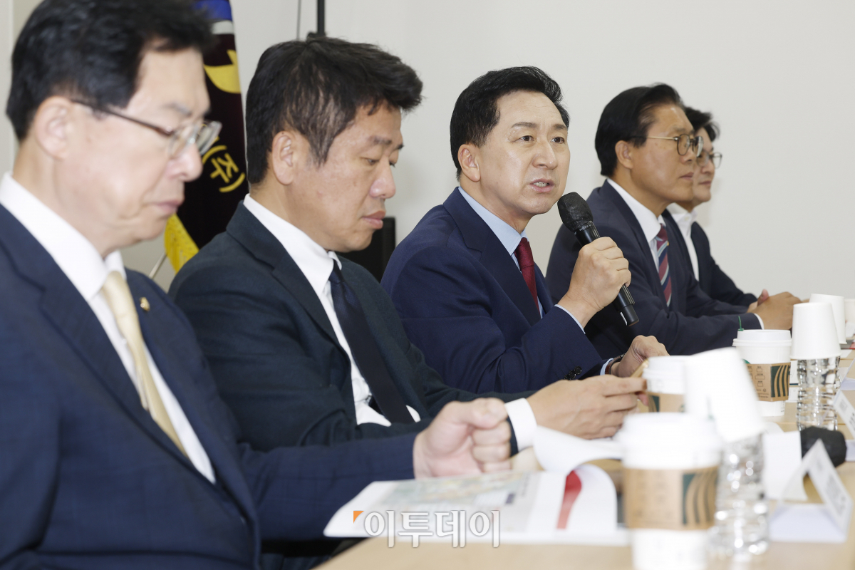 ▲김기현 국민의힘 대표가 30일 경기 김포시 김포한강차량기지에서 열린 '해결사 김기현이 간다' 수도권 신도시 교통대책 마련 간담회에서 인사말을 하고 있다. 조현호 기자 hyunho@