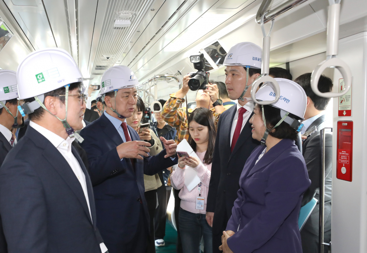 ▲[김포=뉴시스] 전진환 기자 = 김기현 국민의힘 대표가 30일 오후 경기도 김포시 양촌읍 김포한강차량기지를 찾아 김포골드라인 전철에 올라 설명을 듣고 있다. 2023.10.30. amin2@newsis.com