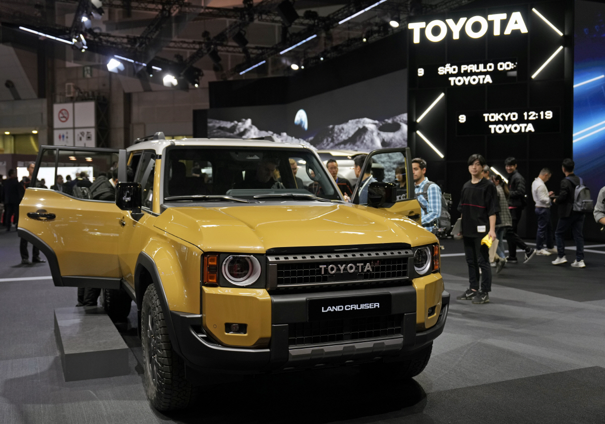 ▲2023 일본모빌리티쇼에서 25일 도요타자동차의 랜드크루저가 선을 보이고 있다. 도쿄/EPA연합뉴스
