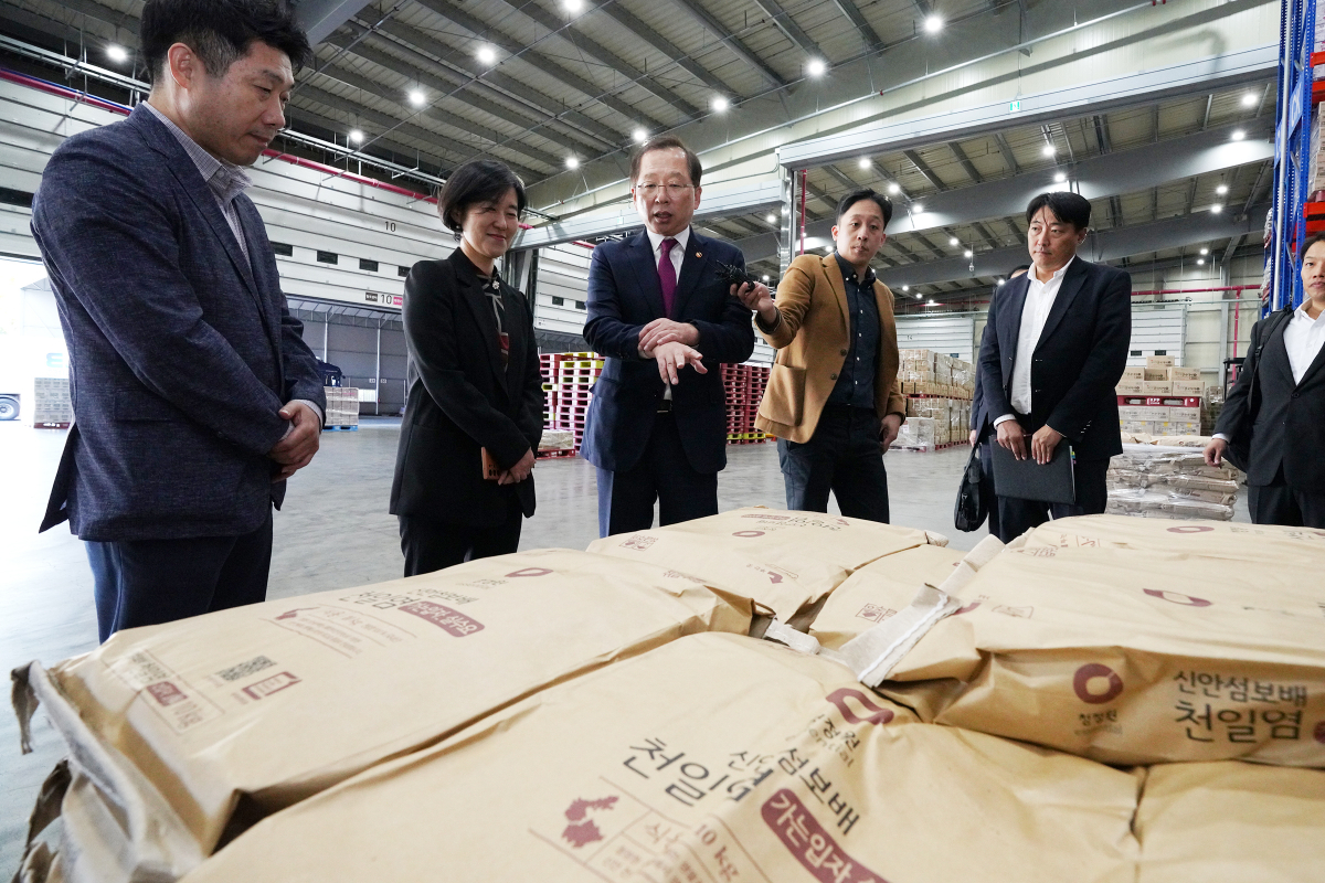 ▲조승환 해양수산부 장관이 20일 김장철 대비 천일염 등 소금 수급 상황을 점검하기 위해 국내 대표 천일염 가공업체인 대상의 양지물류센터(경기 용인시)를 방문, 물류센터에서 소금 제품과 천일염 재고 현황과 출고 과정을 점검하고 있다. (사진제공=해양수산부)