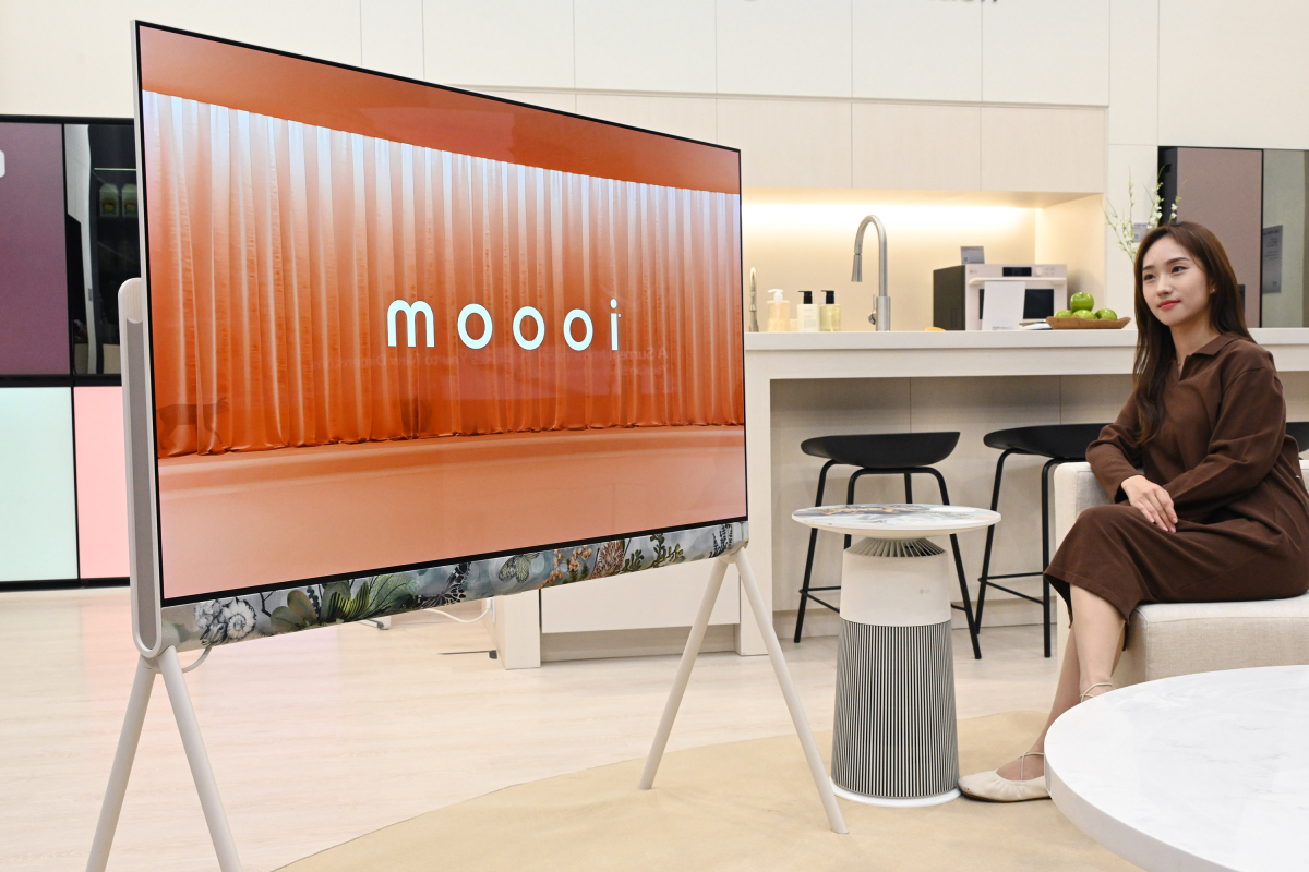 ▲LG전자 모델이 다양한 동물들이 아름답게 표현된 모오이의 대표 디자인을 적용한 라이프스타일 올레드 TV '포제'와 테이블형 공기청정기 '에어로퍼니처'를 체험하고 있다. (자료제공=LG전자)