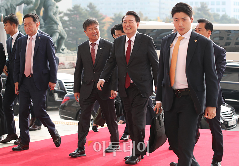 ▲윤석열 대통령이 내년도 예산안 시정연설을 위해 31일 서울 여의도 국회에 도착해 차량에서 내려 이동하고 있다. (고이란 기자 photoeran@)