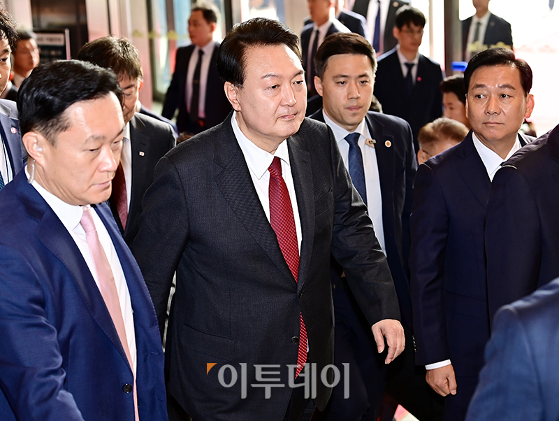 ▲윤석열 대통령이 31일 내년도 정부 예산안에 대한 시정연설을 하기 위해 서울 여의도 국회로 들어서고 있다.  (고이란 기자 photoeran@)