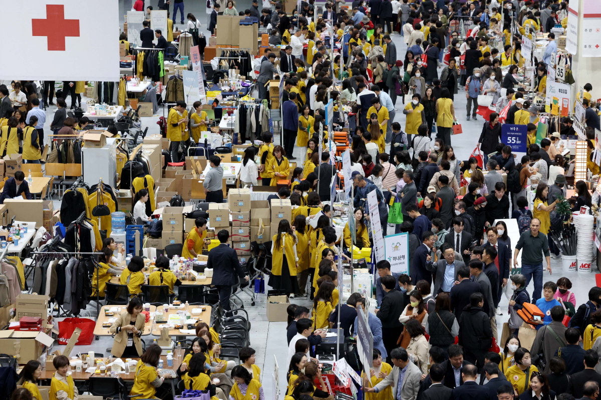 ▲31일 서울 강남구 코엑스에서 열린 ‘2023 적십자 바자’ 행사장에서 시민들이 생활용품을 구매하고 있다. 대한적십자사가 매년 개최하는 적십자 바자회에선 식료품, 의류, 액세서리, 화장품 등 다양한 제품들이 저렴한 가격으로 판매되며, 수익금은 전액 위기 가정과 취약 계층을 돕는 데 사용된다. 신태현 기자 holjjak@