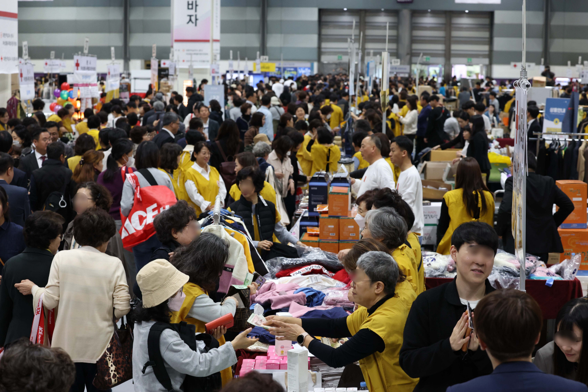▲31일 서울 강남구 코엑스에서 열린 ‘2023 적십자 바자’ 행사장에서 시민들이 생활용품을 구매하고 있다. 대한적십자사가 매년 개최하는 적십자 바자회에선 식료품, 의류, 액세서리, 화장품 등 다양한 제품들이 저렴한 가격으로 판매되며, 수익금은 전액 위기 가정과 취약 계층을 돕는 데 사용된다. 신태현 기자 holjjak@