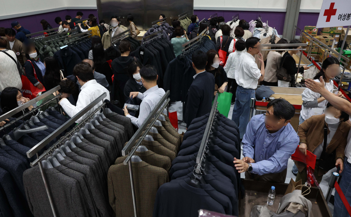 ▲31일 서울 강남구 코엑스에서 열린 ‘2023 적십자 바자’ 행사장에서 시민들이 생활용품을 구매하고 있다. 대한적십자사가 매년 개최하는 적십자 바자회에선 식료품, 의류, 액세서리, 화장품 등 다양한 제품들이 저렴한 가격으로 판매되며, 수익금은 전액 위기 가정과 취약 계층을 돕는 데 사용된다. 신태현 기자 holjjak@