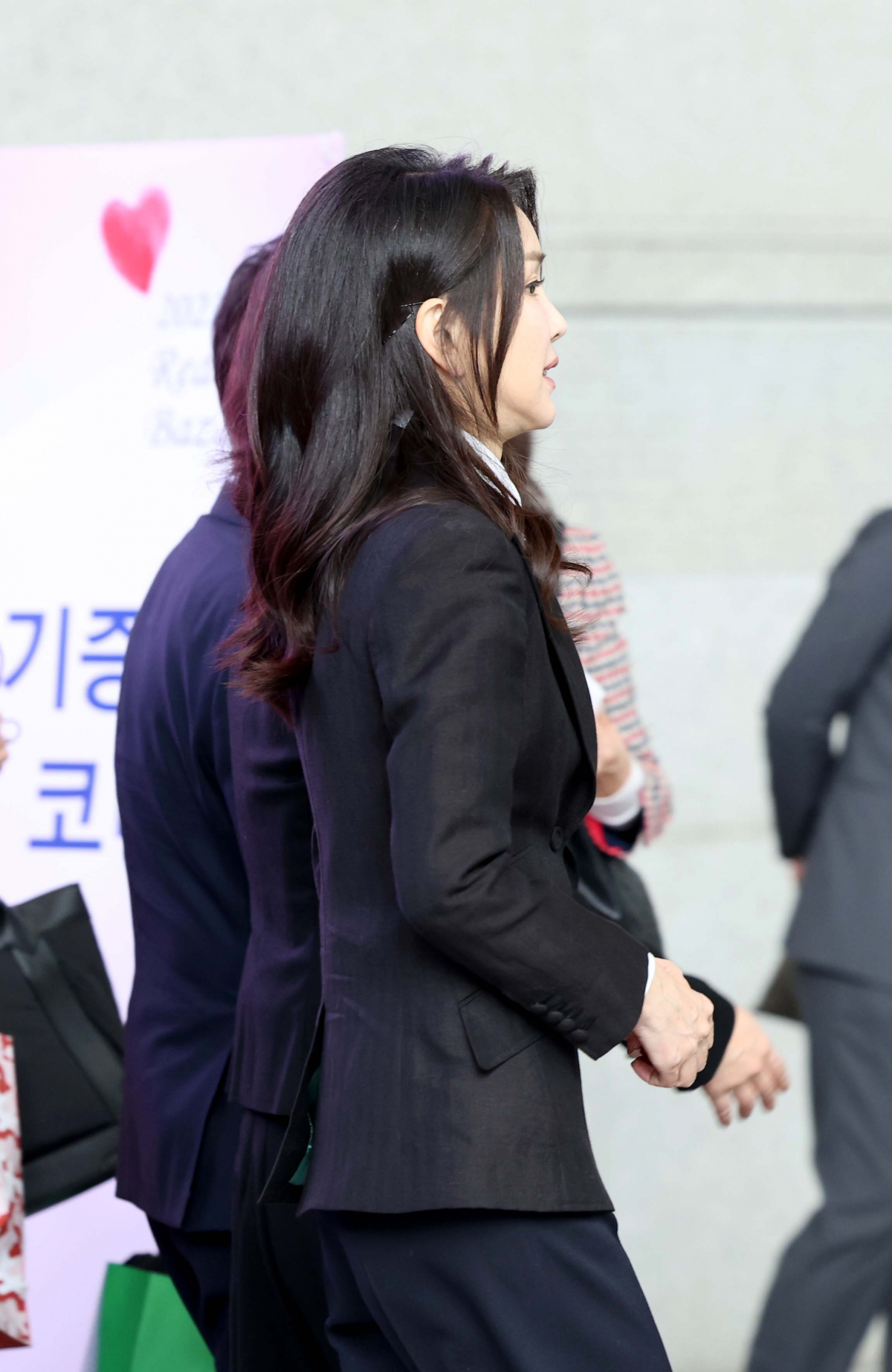 ▲윤석열 대통령 부인 김건희 여사가 31일 서울 강남구 코엑스에서 열린 ‘2023 적십자 바자’ 행사장을 찾은뒤 나서고 있다. 대한적십자사가 매년 개최하는 적십자 바자회에선 식료품, 의류, 액세서리, 화장품 등 다양한 제품들이 저렴한 가격으로 판매되며, 수익금은 전액 위기 가정과 취약 계층을 돕는 데 사용된다. 신태현 기자 holjjak@