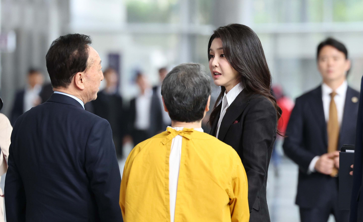 ▲윤석열 대통령 부인 김건희 여사가 31일 서울 강남구 코엑스에서 열린 ‘2023 적십자 바자’ 행사장을 찾은뒤 나서고 있다. 대한적십자사가 매년 개최하는 적십자 바자회에선 식료품, 의류, 액세서리, 화장품 등 다양한 제품들이 저렴한 가격으로 판매되며, 수익금은 전액 위기 가정과 취약 계층을 돕는 데 사용된다. 신태현 기자 holjjak@