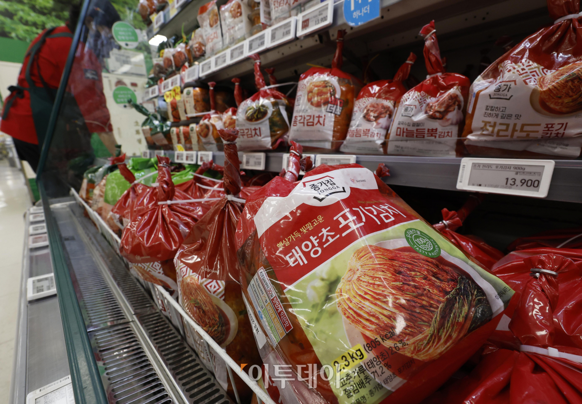 ▲올해 김치 수출이 10%이상 증가하면서 사상 최대를 기록할 수 있다는 관측이 나온다. 31일 관세청 무역통계에 따르면 올해 1~9월 김치 수출액은 1억 1886만5000달러로 지난해 동기 대비 10.6% 늘었다. 김치 수출량은 33828t(톤)으로 8,1% 증가했다. 김치 수출액은 2019년 1억499만2000달러에서 코로나19 사태 첫해인 2020년 1억4451만1000달러로 급증했고 2021년엔 15991만5000달러로 사상 최대를 기록했다. 이날 서울 시내의 한 대형마트에 김치 제품이 진열되어 있다. 조현호 기자 hyunho@