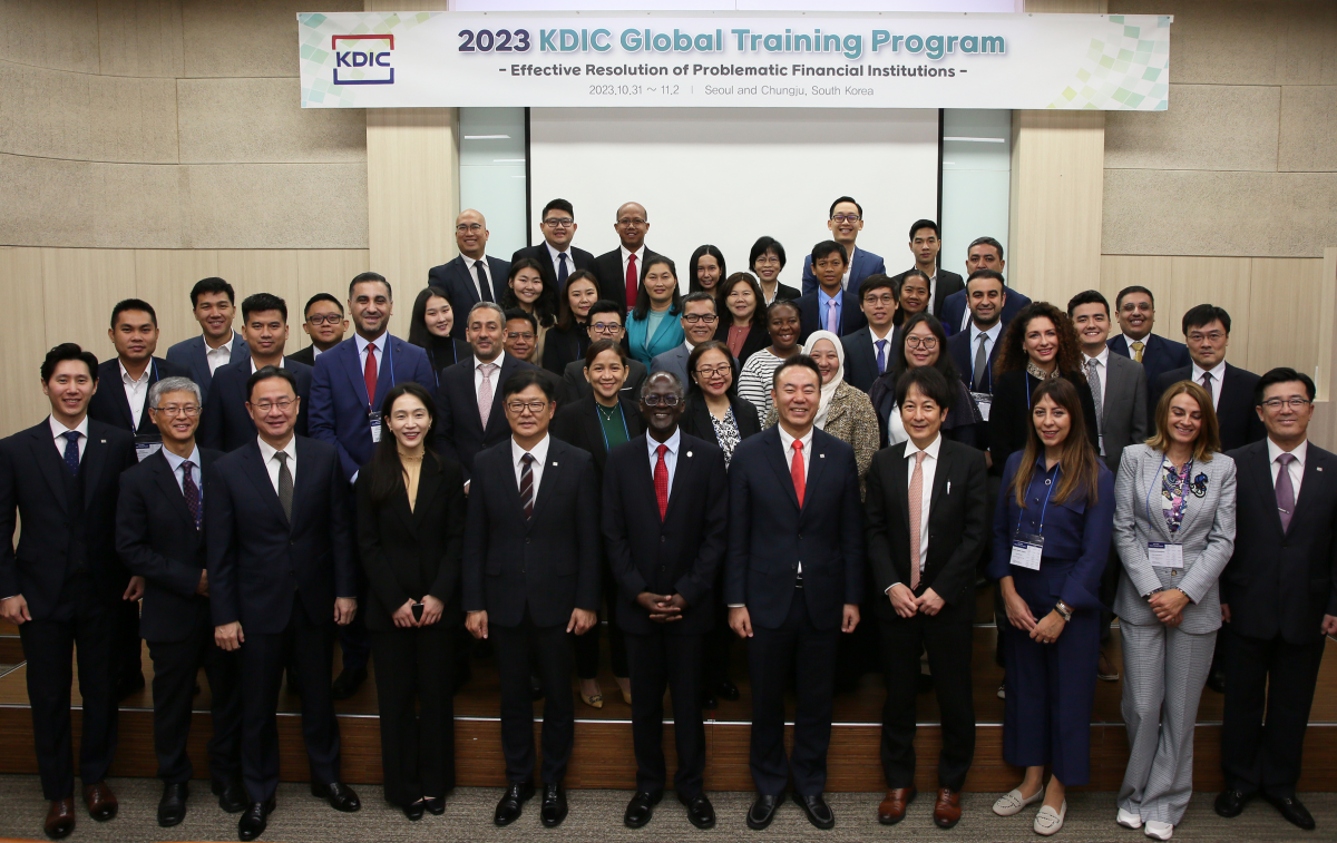 ▲31일 예금보험공사에서 개최한 Global Training Program 개회식 직후 참가자들과 기념촬영을 했다.(사진 맨 앞줄 오른쪽에서 다섯 번째 유재훈 예금보험공사 사장) (사진제공=예보)