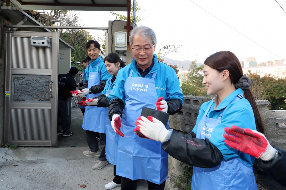 ▲우리금융미래재단이 이달 30일 사랑의 연탄 나누기 자원봉사에 나섰다. 임종룡 우리금융그룹 회장(오른쪽 두 번째)이 그룹사 직원들과 함께 연탄을 가정집에 배달하고 있다. (사진제공=우리금융그룹)