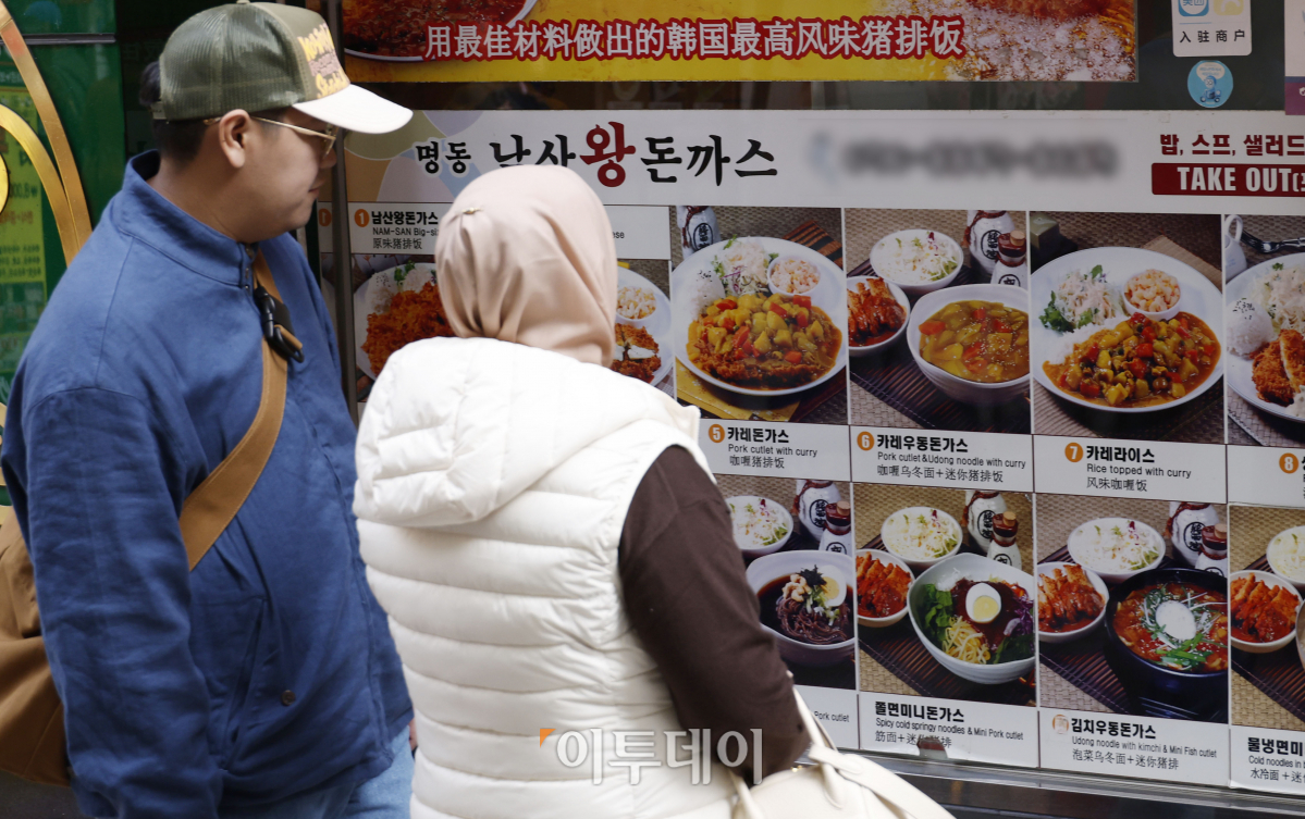 ▲외식업계 경기 전망이 지난해 4월 사회적 거리두기 해제 이후 최저치를 기록했다. 31일 한국농수산식품유통공사(aT)의 '더 외식'에 따르면 지난달 15~27일 국내 음식점, 주점 등 외식업체 3000곳을 대상으로 조사한 결과 4분기 외식산업 경기 전망지수는 83.85로, 지난해 동기의 94.98과 비교하면 11.13포인트 하락했다. 분기별 경기 전망지수는 올해 1분기 85.76에서 2분기 92.21로 상승했다가 3분기 87.31로 하락세로 전환해 4분기 83.85로 2분기 연속 하락했다. 이날 서울 시내의 한 식당가에서 시민들이 메뉴판을 살펴보고 있다. 조현호 기자 hyunho@