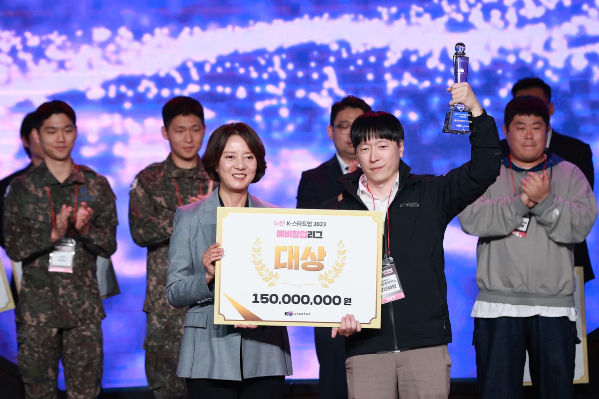 ▲이영 중소벤처기업부 장관이 31일 서울 중구 브이스페이스에서 열린 '도전! K-스타트업 2023 왕중왕전'에서 예비창업리그의 왕중왕(대상) 황보제민 라이온로보틱스 대표와 기념촬영을 하고 있다. (사진제공=중소벤처기업부)