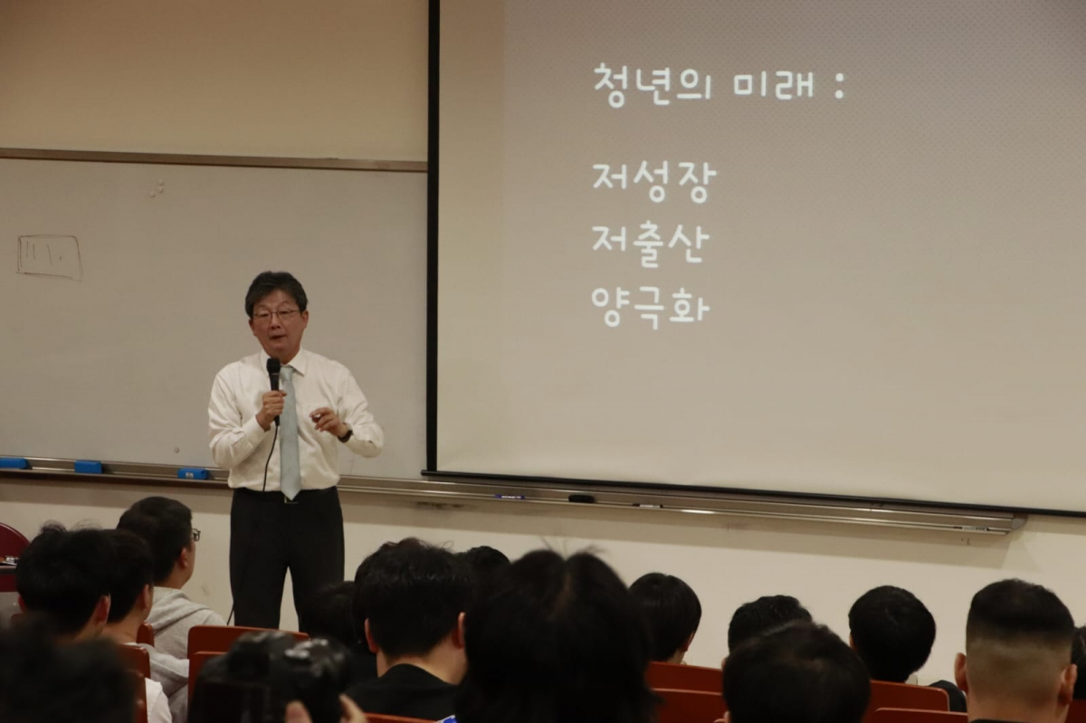 ▲유승민 전 국민의힘 의원이 30일 세종대학교에서 '역사는 추세선 위에 있는가? : 청년의 미래'를 주제로 강연하고 있다. (유승민 전 의원 페이스북)