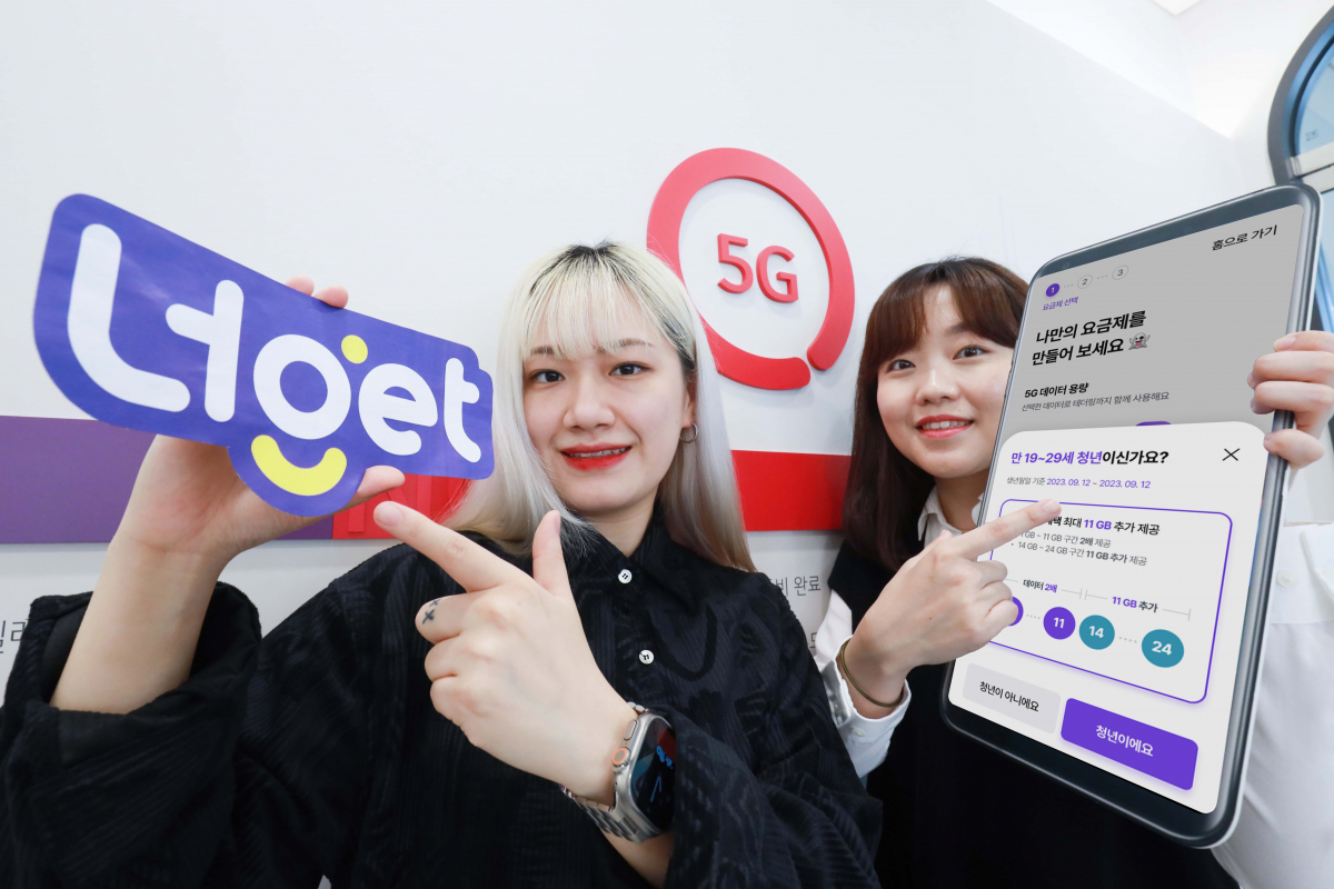 ▲LG유플러스 직원들이 너겟 요금제 청년 혜택을 소개하고 있다. (사진제공=LG유플러스)