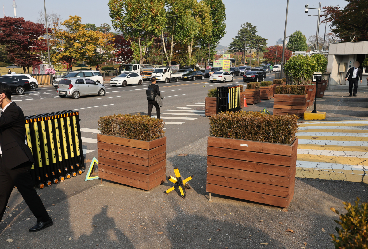 ▲ 31일 오후 서울 용산구 국방부 정문 앞에서 근무 중이던 경찰관 2명이 70대 남성이 휘두른 흉기에 찔리는 일이 발생했다. (연합뉴스)