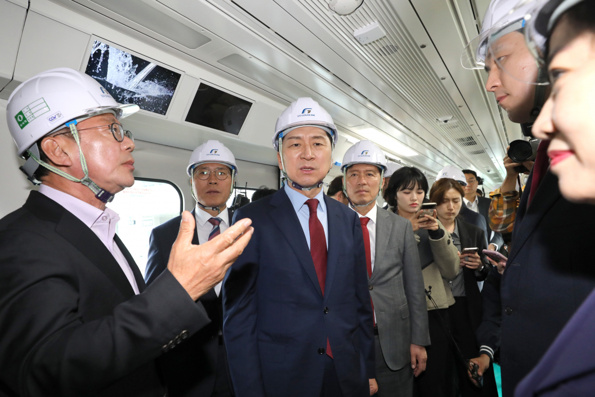 ▲김기현 국민의힘 대표가 30일 오후 경기도 김포시 양촌읍 김포한강차량기지를 찾아 김포골드라인 전철에 올라 설명을 듣고 있다. (뉴시스)